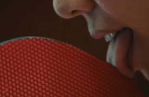 В Китае раскритиковали рекламу Nike, в которой теннисистка облизывает свою ракетку