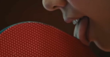 В Китае раскритиковали рекламу Nike, в которой теннисистка облизывает свою ракетку