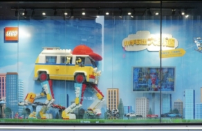 Дитячі ідеї перетворили на гігантські вітрини з Lego-моделей