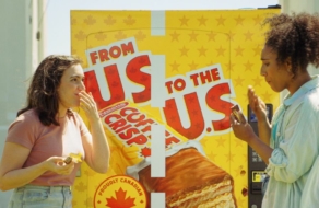 Канадцев и американцев пригласили разделить шоколадный батончик на границе двух стран