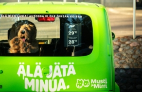 В Финляндии появилась инсталляция с собакой в ​​автомобиле, что страдает от жары