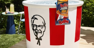 KFC превратил свой бакет в ванную для охлаждения после острых чипсов