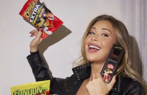 Frito-Lay выпустил телефон для «измены» чипсам Flamin’ Hot Cheetos