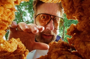 KFC показал, что видит изнутри культовое ведро с курицей