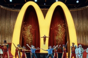 McDonald&#8217;s влаштував яскраве кабаре-шоу