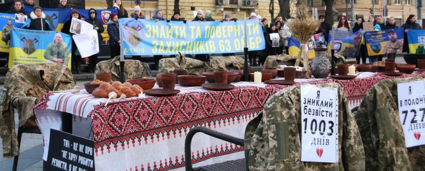 У центрі Львова встановили різдвяний стіл для військовополонених та зниклих безвісти