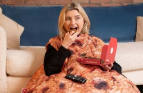 Domino’s випустила костюм-подушку у вигляді шоколадного печива