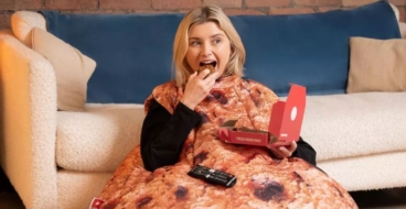 Domino’s випустила костюм-подушку у вигляді шоколадного печива