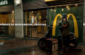 McDonald&#8217;s перетворив свій логотип на крила, щоб вшанувати роботу кур&#8217;єрів