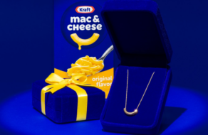 Kraft Mac &amp; Cheese випустив золотий кулон з макаронів до Дня матері