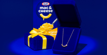 Kraft Mac &amp; Cheese випустив золотий кулон з макаронів до Дня матері