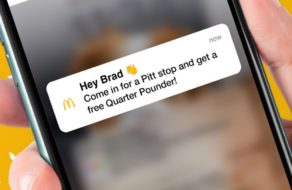 Бред Пітт у McDonald&#8217;s: як мережа фаст-фуду перетворила візит актора на маркетингову кампанію