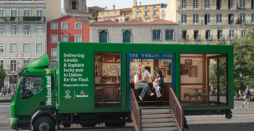 Самые дикие футбольные предрассудки: как Heineken устроил доставку паба для верных фанаток