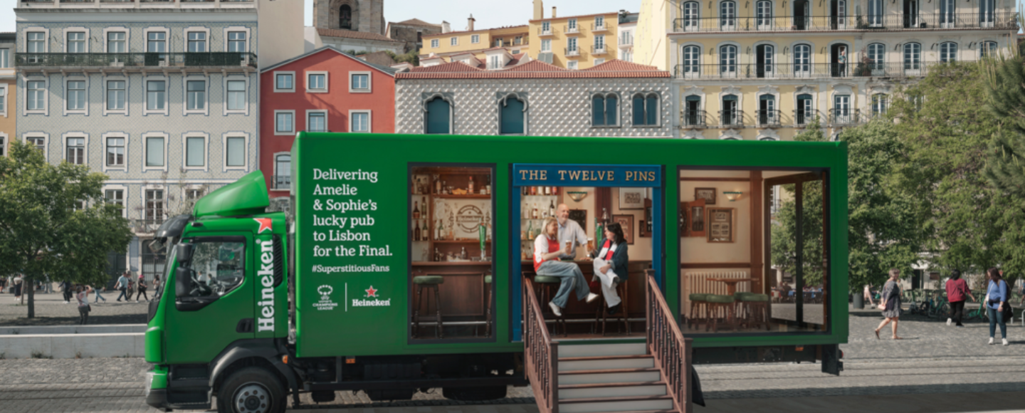 Самые дикие футбольные предрассудки: как Heineken устроил доставку паба для верных фанаток