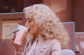 Сабріна Карпентер та Dunkin&#8217; запустили гарячу лінію для тих, кому треба освіжитись