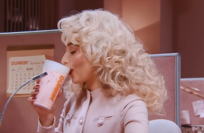 Сабріна Карпентер та Dunkin&#8217; запустили гарячу лінію для тих, кому треба освіжитись