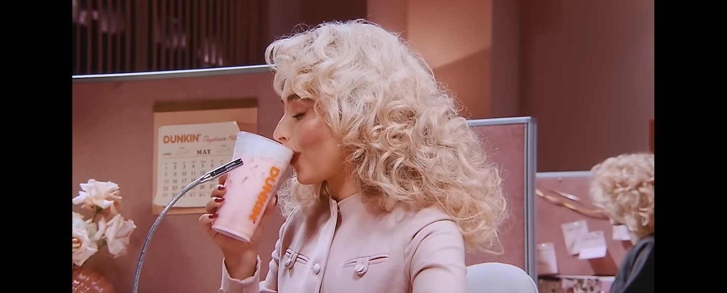 Сабріна Карпентер та Dunkin’ запустили гарячу лінію для тих, кому треба освіжитись