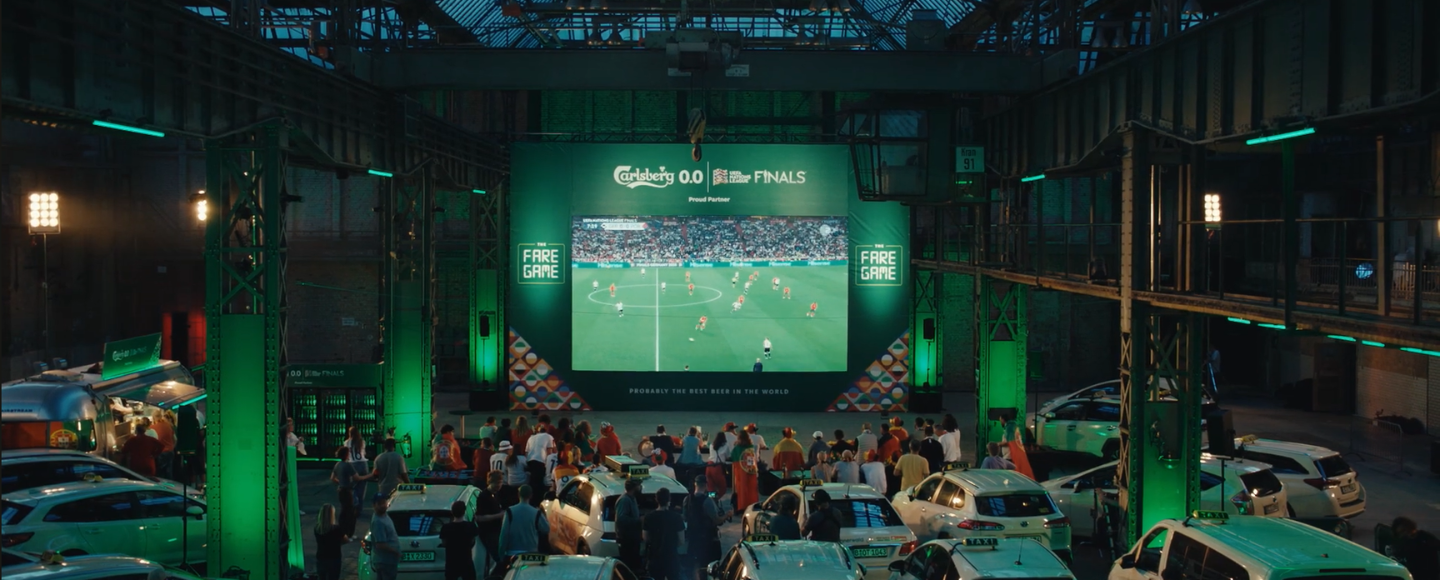 Carlsberg подарував таксистам вихідний для перегляду футбольного матчу