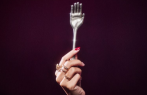 «Надто брудно їсти руками»: як KFC креативно вирішила проблему з поїданням боулів