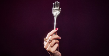 «Надто брудно їсти руками»: як KFC креативно вирішила проблему з поїданням боулів