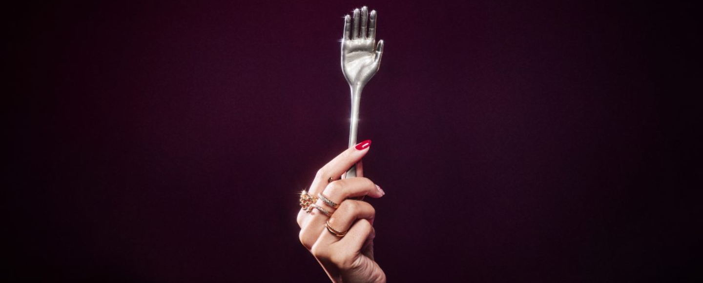 «Надто брудно їсти руками»: як KFC креативно вирішила проблему з поїданням боулів