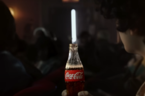 Coca-Cola перетворила свої пляшки на світлові мечі джедаїв