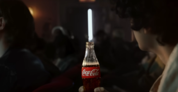 Coca-Cola перетворила свої пляшки на світлові мечі джедаїв