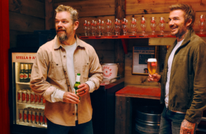 Метт Деймон похизувався колекцією келихів Stella Artois перед Девідом Бекхемом