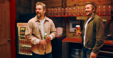Метт Деймон похизувався колекцією келихів Stella Artois перед Девідом Бекхемом
