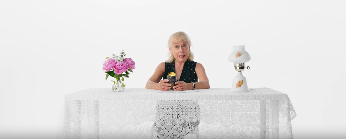 Чи може газована вода вбити: Liquid Death перевірив це на мамах своїх колег