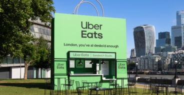 Uber переосмислив британський ланч у гігантській сумці для доставки