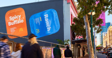 McDonald's приклеїв кришки від соусів на білборди