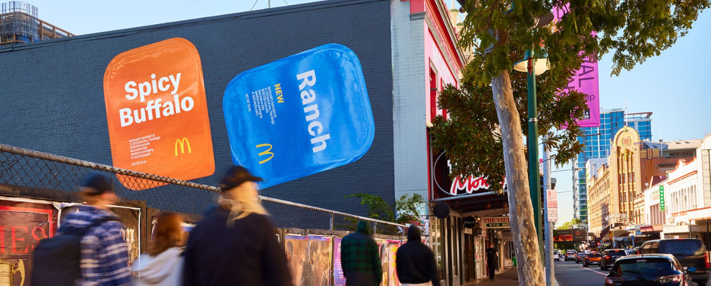 McDonald’s приклеїв кришки від соусів на білборди
