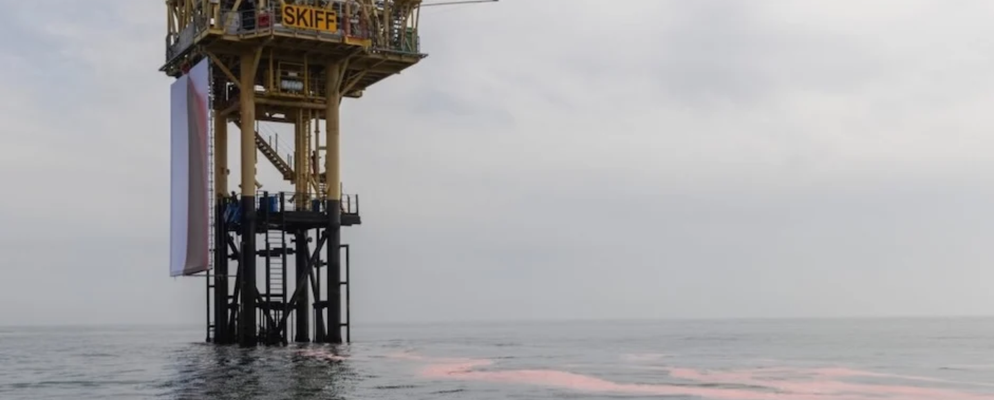 Greenpeace залив «кров’ю» морську газову платформу Shell