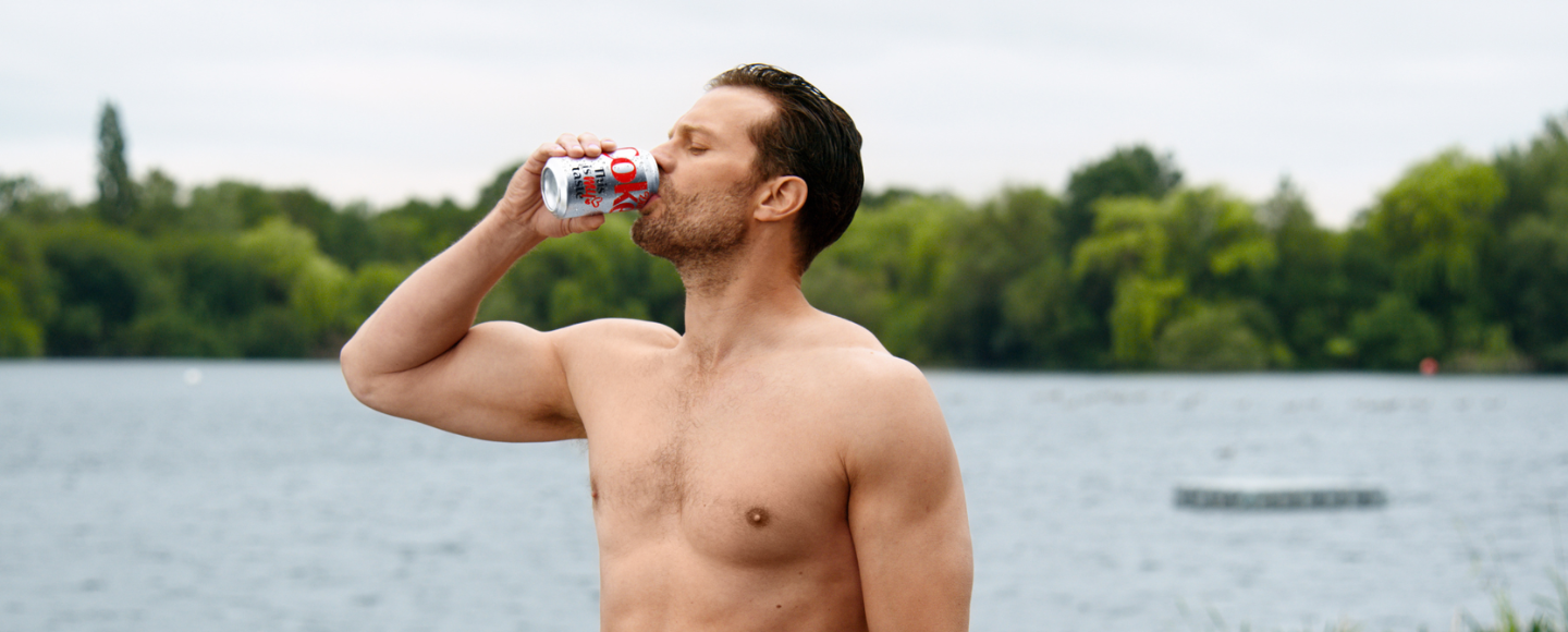 Джеймі Дорнан та Diet Coke закликали британців зробити коротку перерву для себе