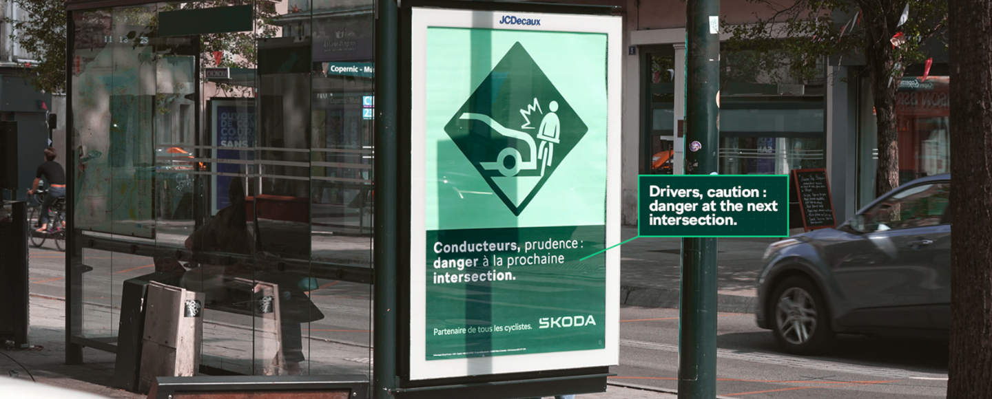 Škoda перетворив білборди на дорожні знаки для велосипедистів