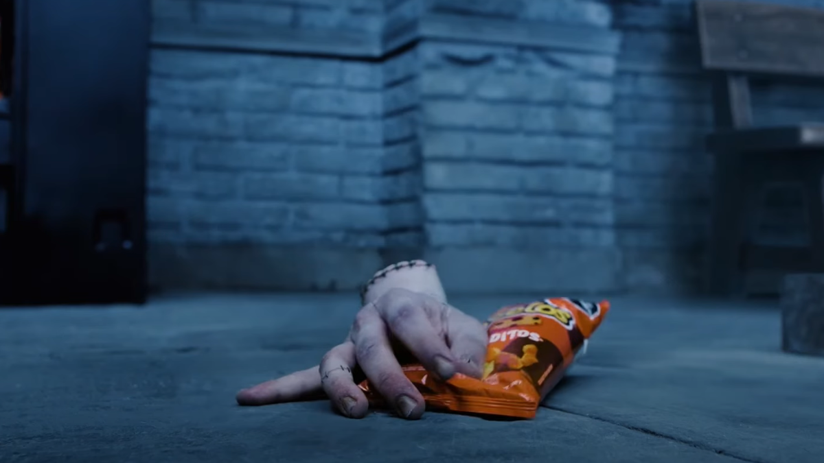 Річ із «Венздей» програв битву з пакетом снеків у ролику Cheetos