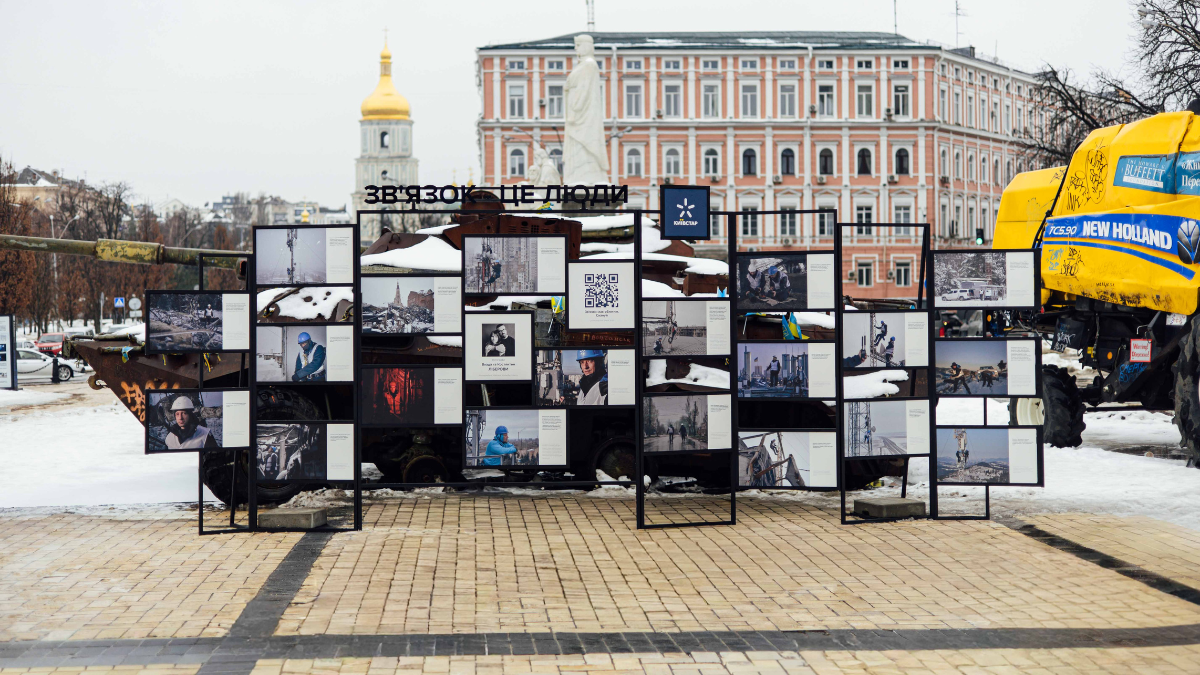 Київстар та Libkos створили фотоінсталяцію, присвячену зв’язку під час війни