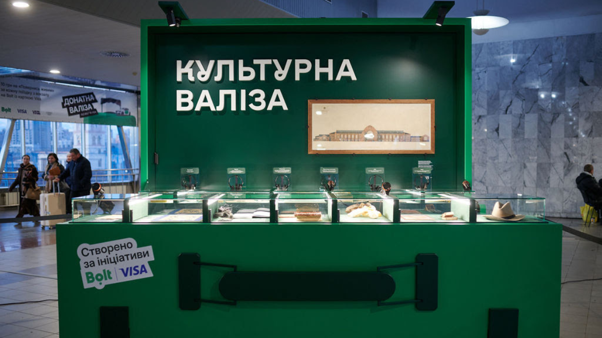 «Культурна валіза»: на Київському вокзалі з’явилися унікальні артефакти української культури
