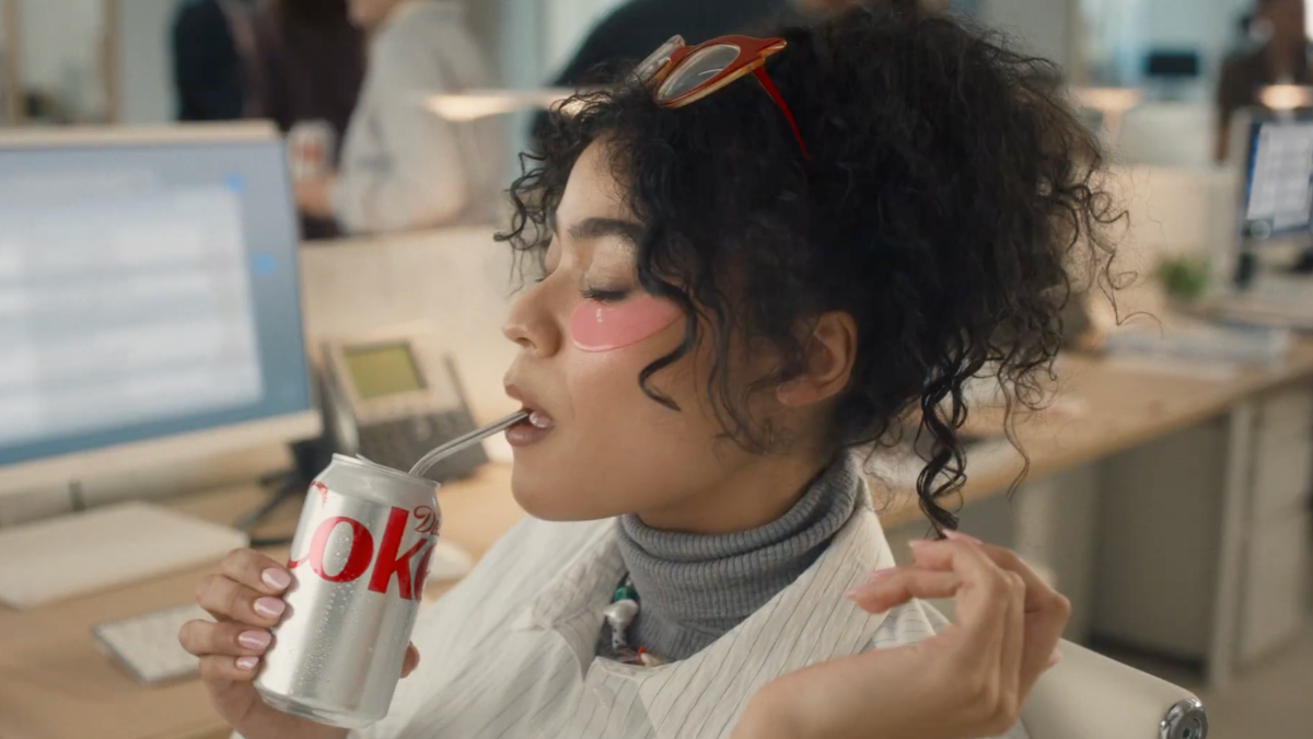 Diet Coke відтворила сцену з фільму «Диявол носить Prada» у своїй рекламі